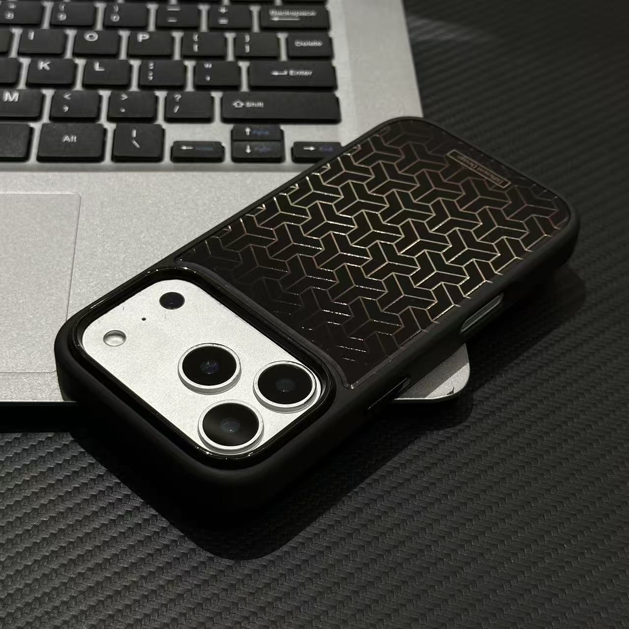 高级三角形黑金纹适用苹果17promax亚克力手机壳iPhone16/15/14/13promax简约个性vivo华为P70小米15oppo新款