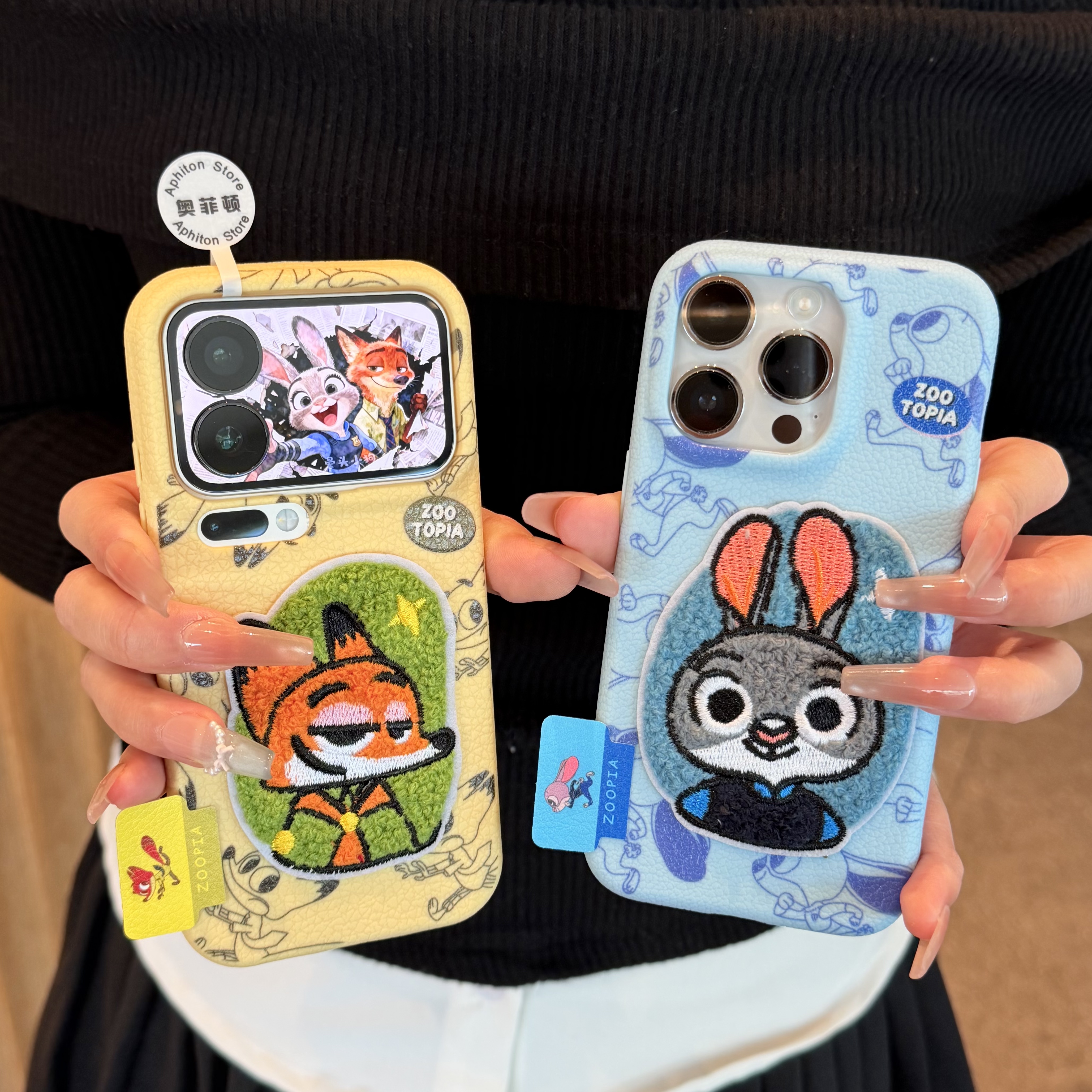 刺绣朱迪尼克标签适用苹果17/16pro皮革纹手机壳iPhone15/14/13pro情侣款vivo华为p70小米17oppo磨砂套软壳潮