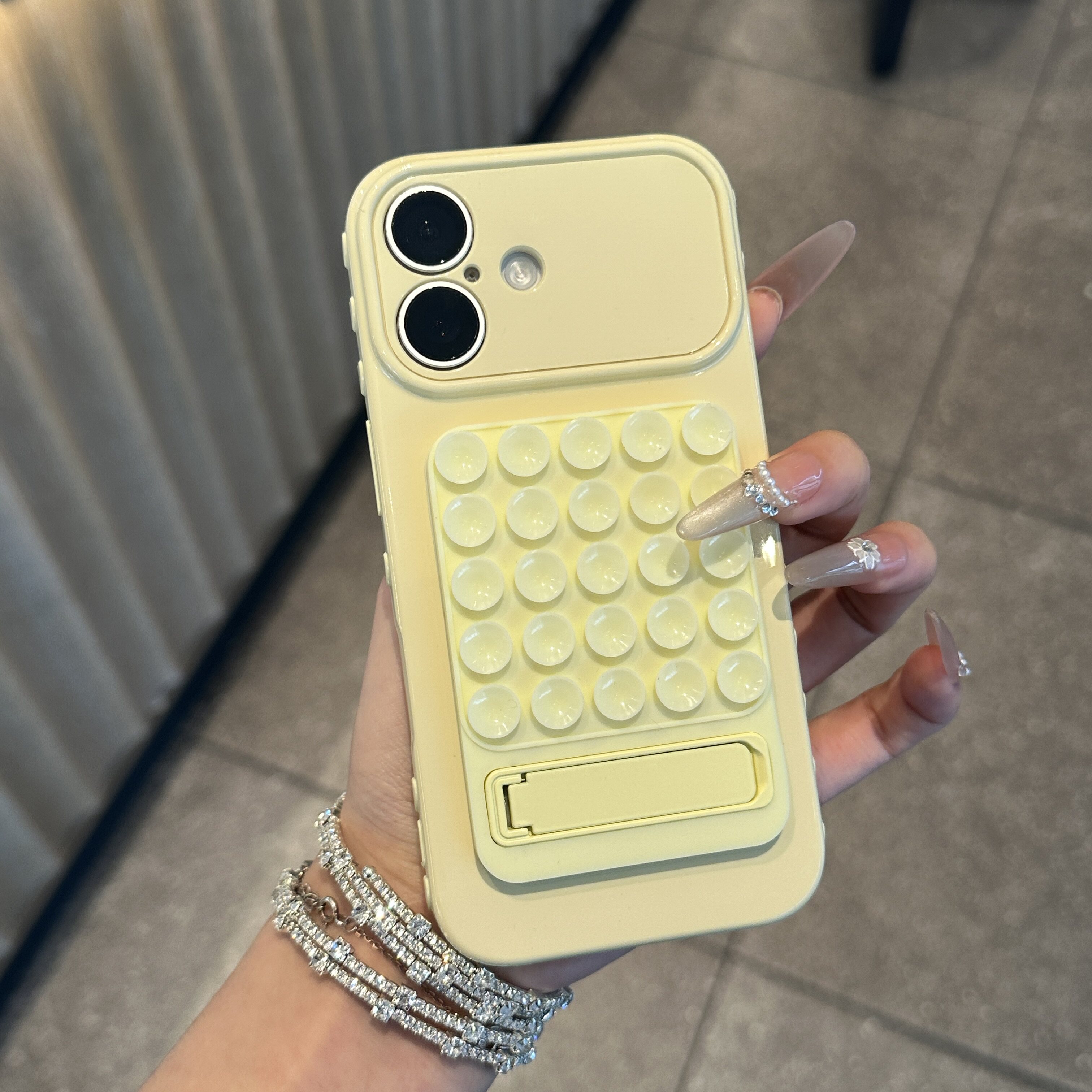 黄色吸盘支架适用苹果17promax侧面爱心手机壳iPhone16/15pro小众创意14/13pro全包防摔壳12可爱卡通11女款套