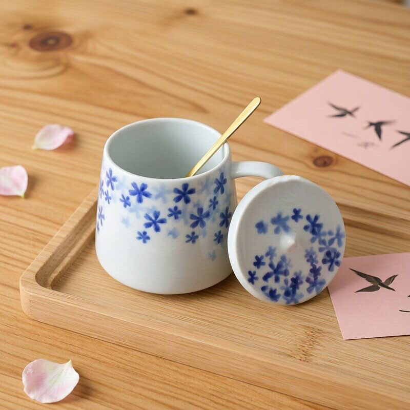 日式手绘青花瓷樱花带盖勺马克杯图片