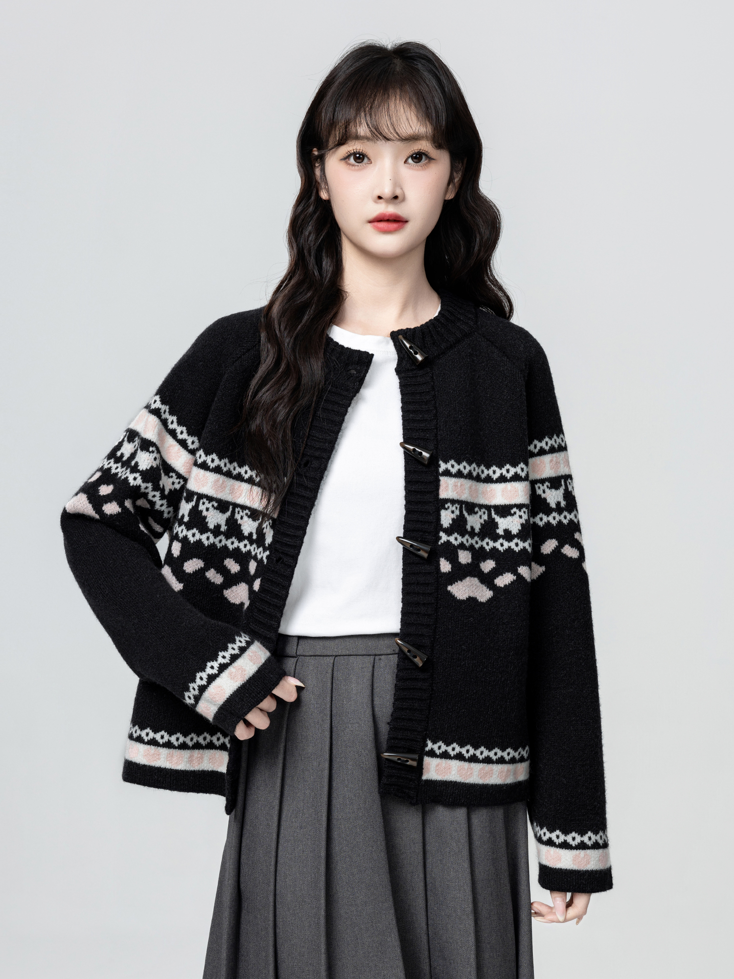 黑色费尔岛毛衣外套女款春秋2025秋季新款牛角扣圆领针织开衫上衣