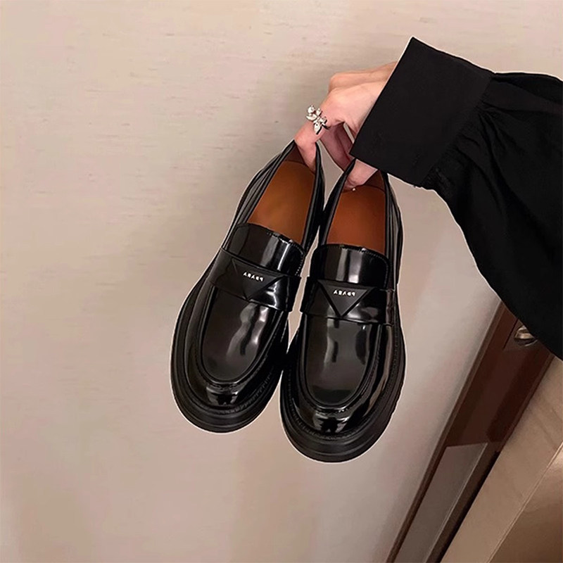 香港真皮小皮鞋女2026春季新款厚底乐福鞋英伦风三角标一脚蹬单鞋