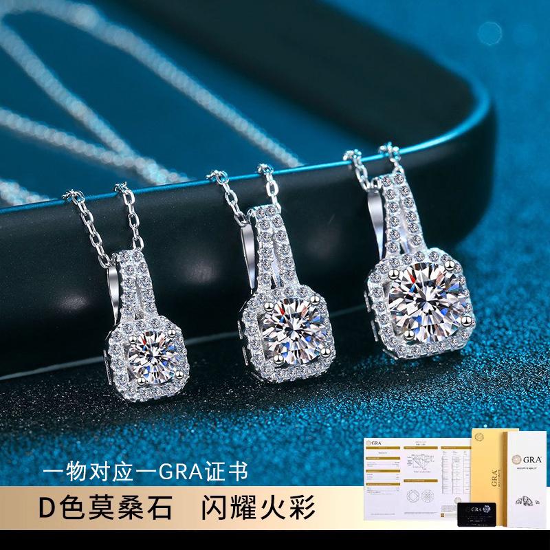 不掉色超闪莫桑石单钻18K白金项链纯银小方包吊坠轻奢锁骨链配饰