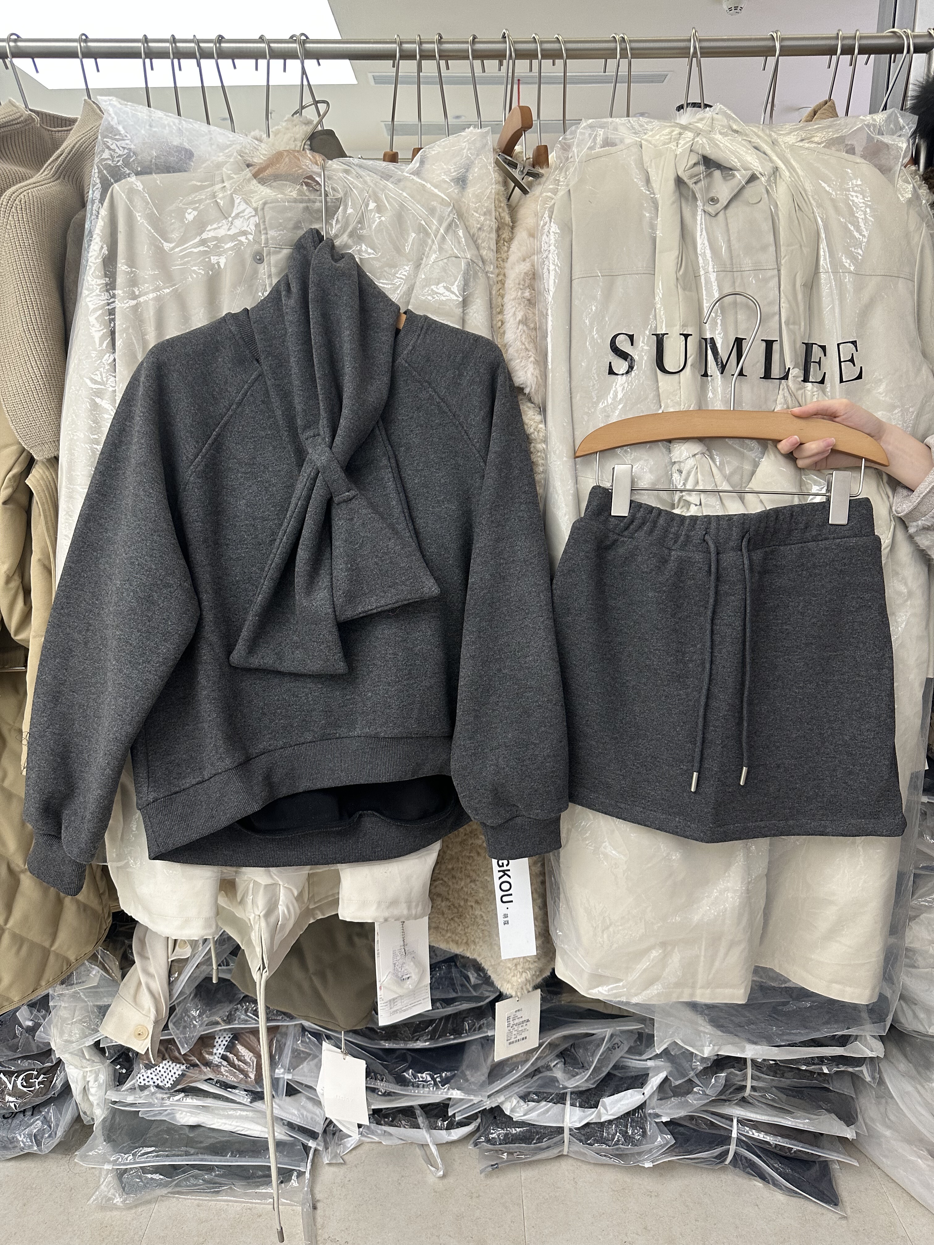 SY韩系新款时尚高品质圆领宽松休闲加绒卫衣带围巾松紧腰短裙套装