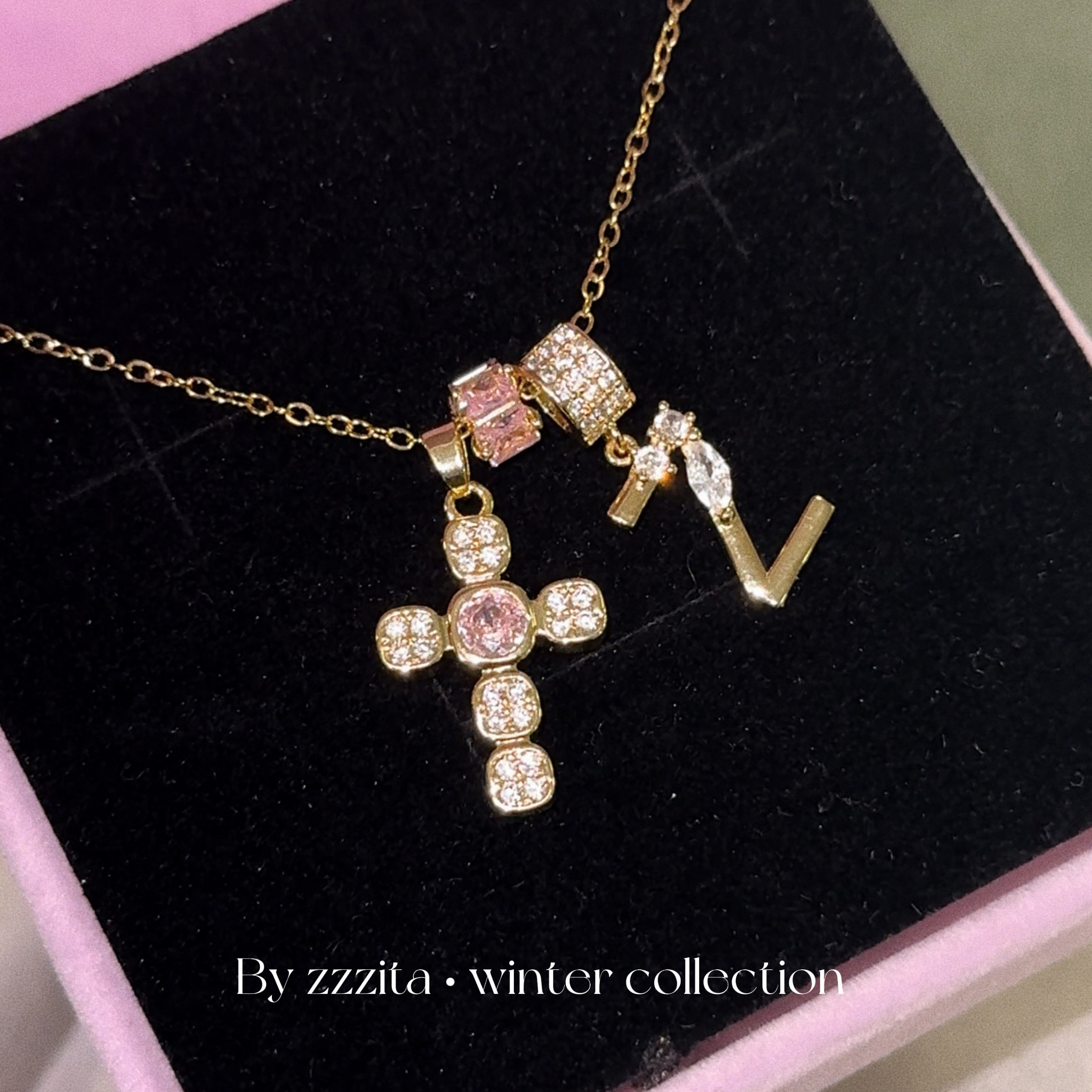 ZZZITA 叛逆罗曼史 • 定制名字~粉钻十字架英文字母项链送礼物