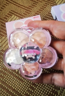 张元英代言韩国AMUSE美乐蒂/三丽鸥联名款花瓣六色眼影盘含高光