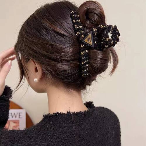 秋冬编织字母毛绒鲨鱼夹