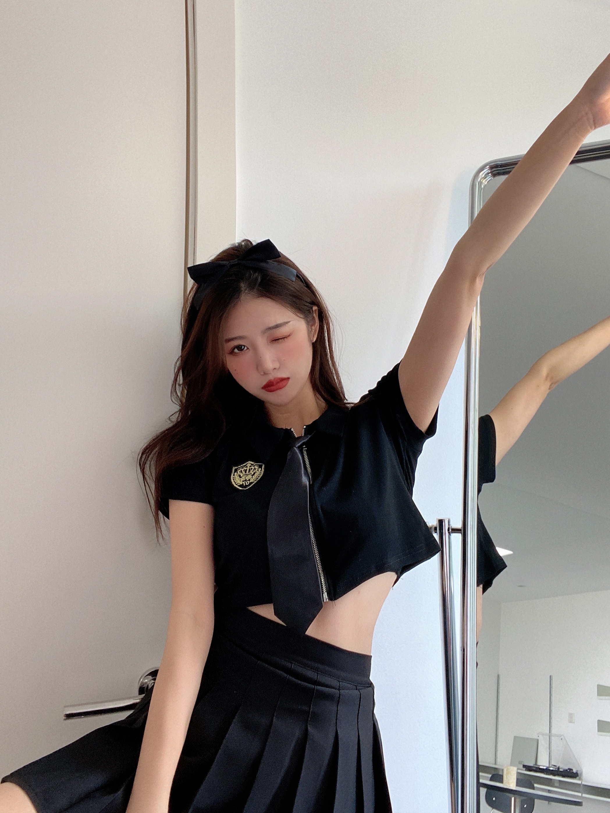 New college pure girl tie T-shirt + high waist slim black pleated skirt