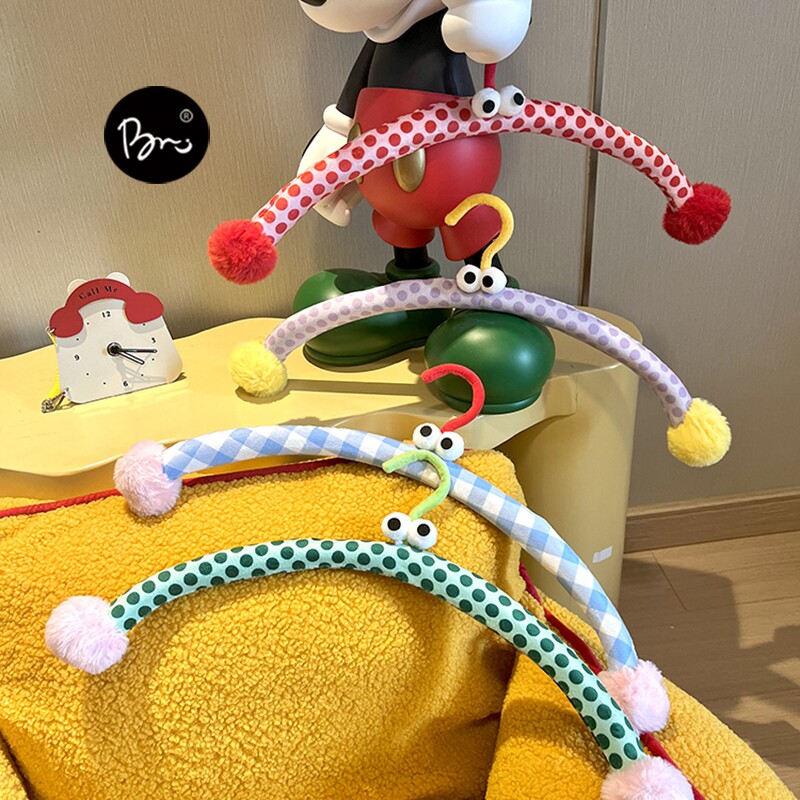 中古风卡通无痕衣架多巴胺毛绒ins卧室阳台晾衣架防滑收纳挂衣撑