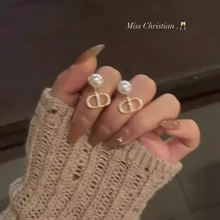 独特耳钉 2025爆款 两戴式 温柔珍珠耳环女字母CD秋冬高级感耳饰新款