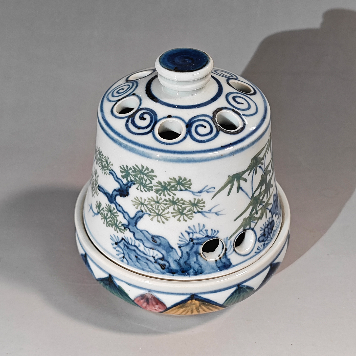 景德镇青花五彩松竹梅三足盘香薰