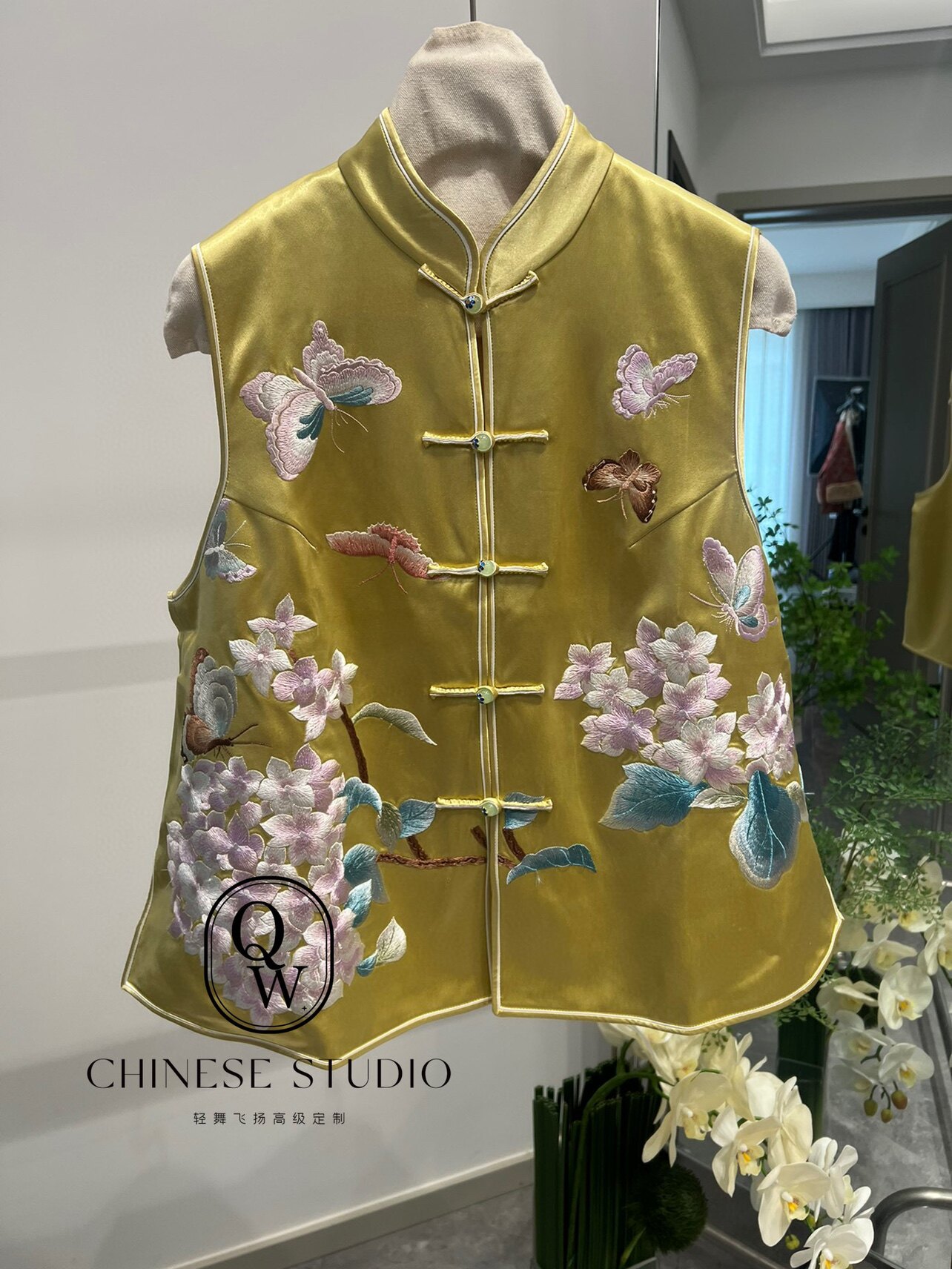 新中式蝶恋花刺绣立领马夹短款上衣醋酸缎复古一字扣汉服马甲坎肩