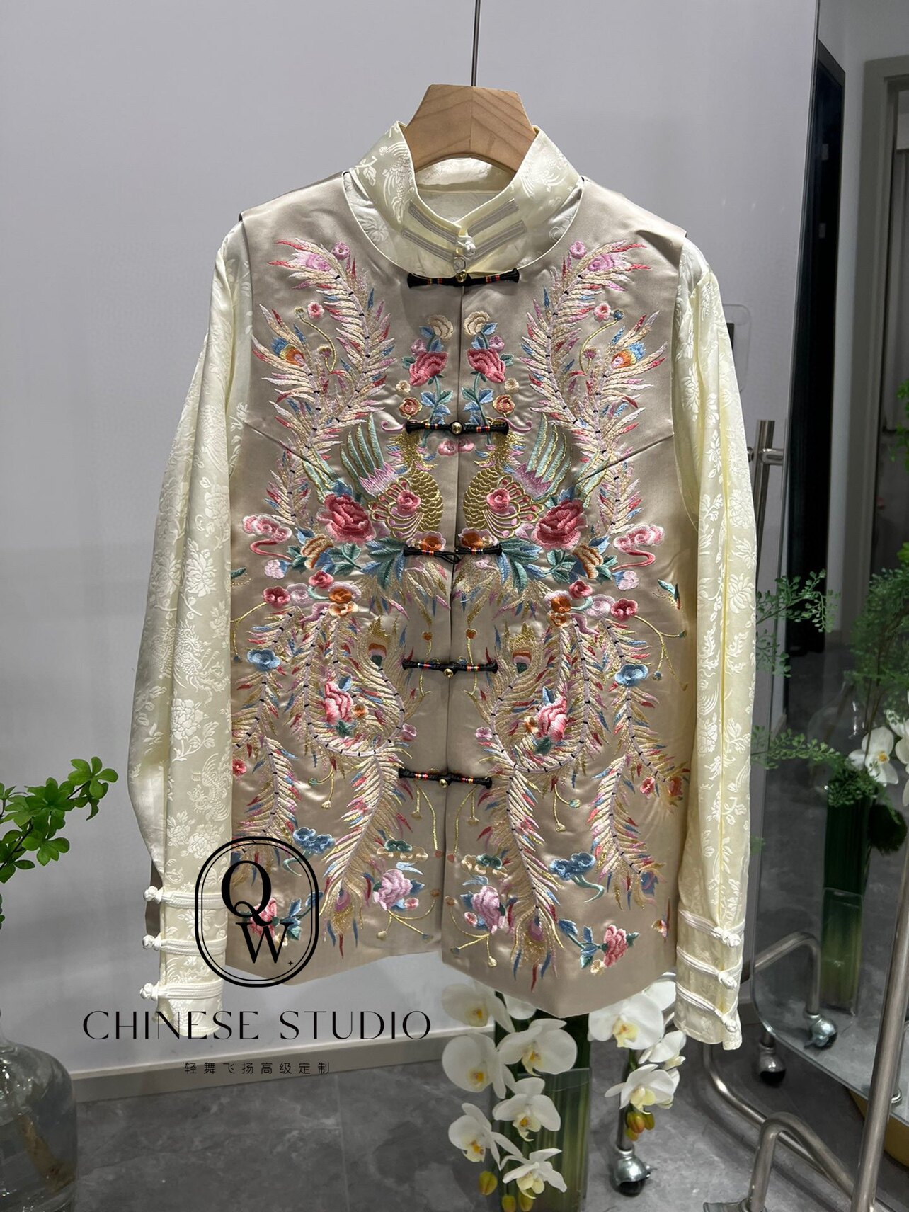 高级感重工国潮风刺绣醋酸马甲背心女新款复古盘扣新中式叠穿上衣