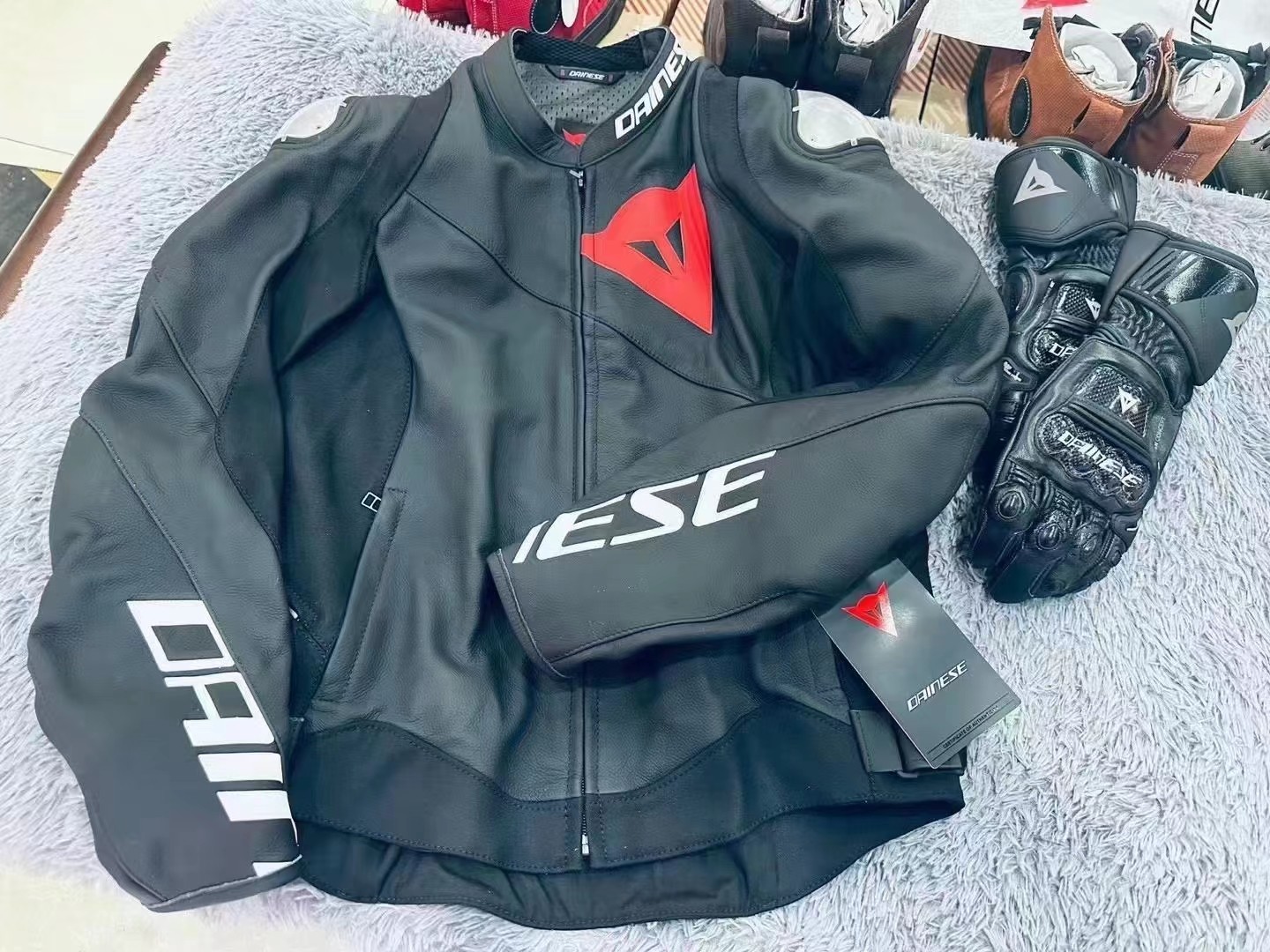 新款丹尼斯Sportiva骑行皮衣车服钛‮金合‬护肩‮质皮‬柔软 ‮