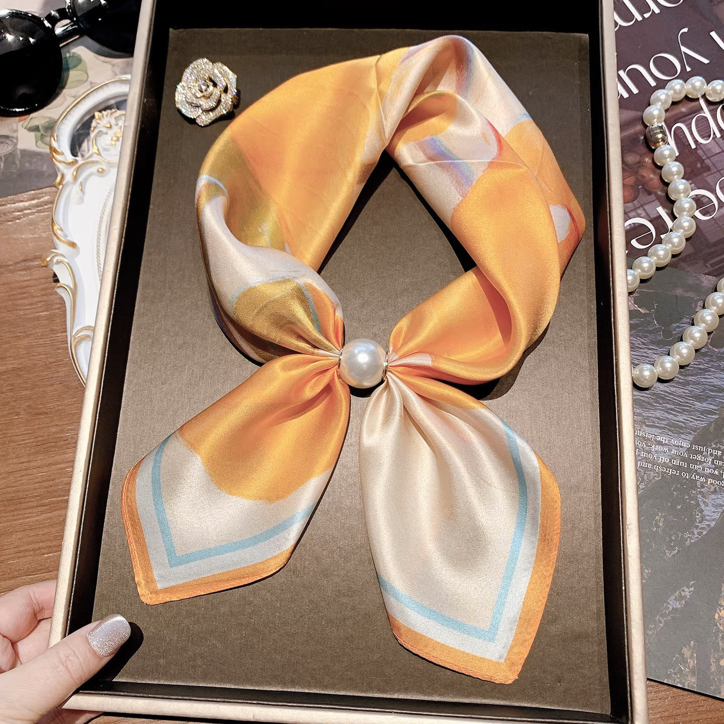 橙色真丝磁吸扣丝巾女桑蚕丝春秋季薄款围巾百搭领巾护颈装饰新款