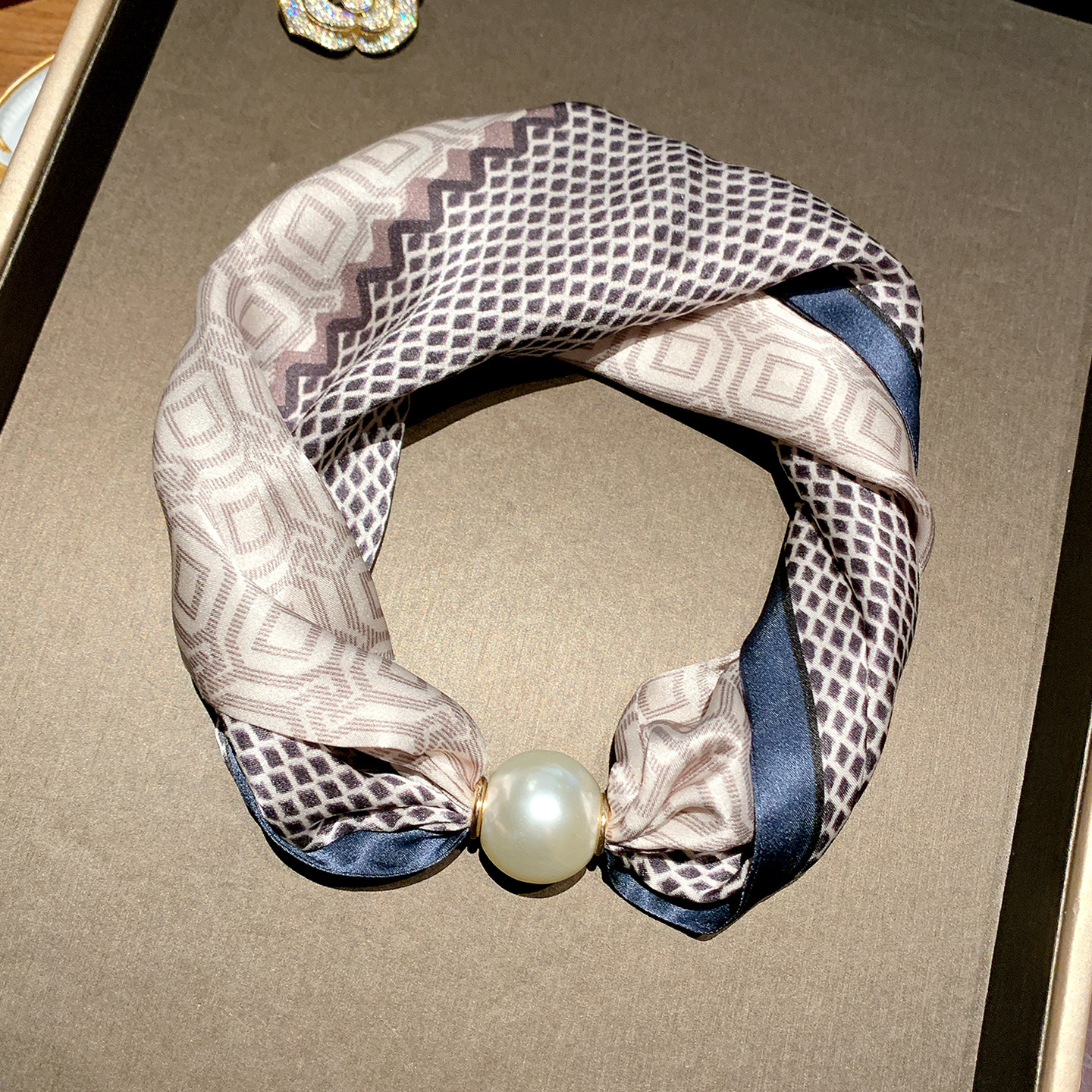 蓝色格子磁吸扣真丝小丝巾女春夏系脖围巾装饰领巾新款桑蚕丝复古