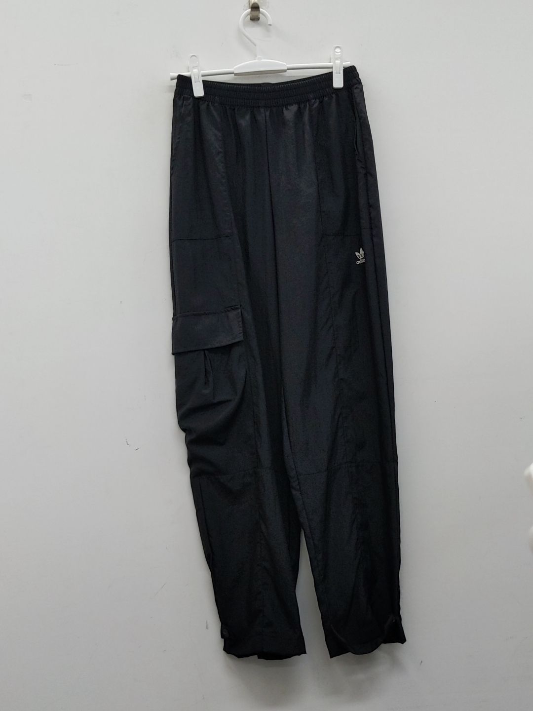 正品 三叶草 女子口袋梭织松弛感户外防风防雨运动休闲裤 FL4058