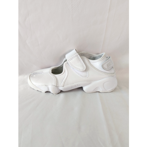 正品 耐克 Nike Air Rift 女子分脚趾潮流百搭休闲鞋 HM5737-100