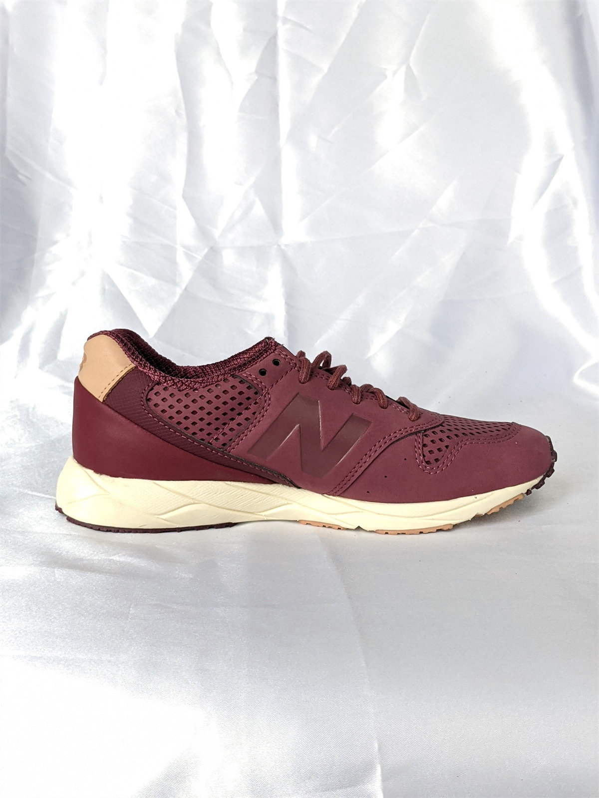 New Balance 新百伦 女式休闲跑步鞋96系列 WRT96TNC.
