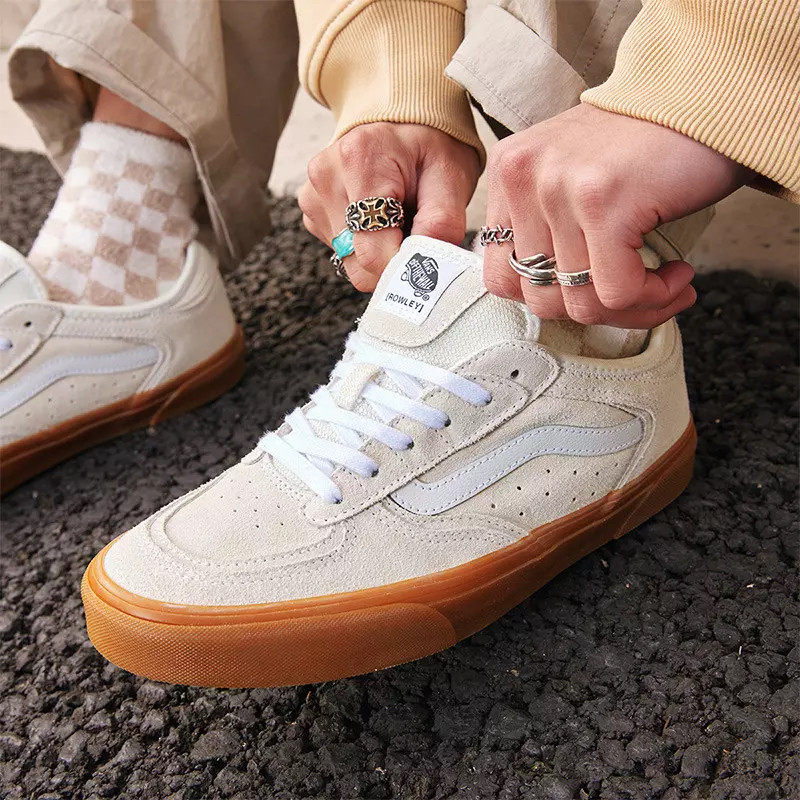 VANSRowley白色翻毛皮板鞋
