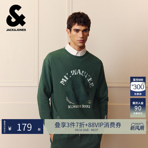 略宽松版型；胸前密尔沃基雄鹿队球队标识