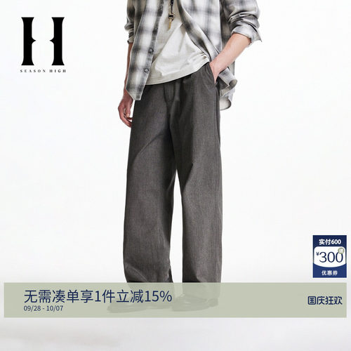 宽松版型；肌理感面料；单侧LOGO皮标装饰