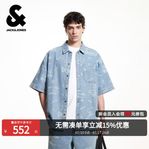 OVERSIZED版型，翻领领口，按扣门襟