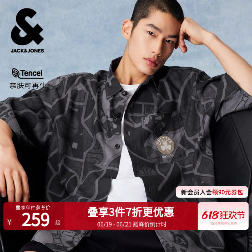 翻领领型，纽扣门襟胸前单侧贴袋 衣身满印