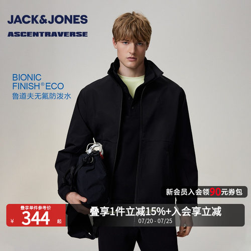 略宽松版型；半高领领口；胸前刺绣装饰