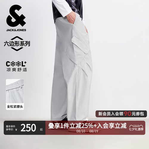 "1. 膝盖处斜向人体工学立体打褶设计