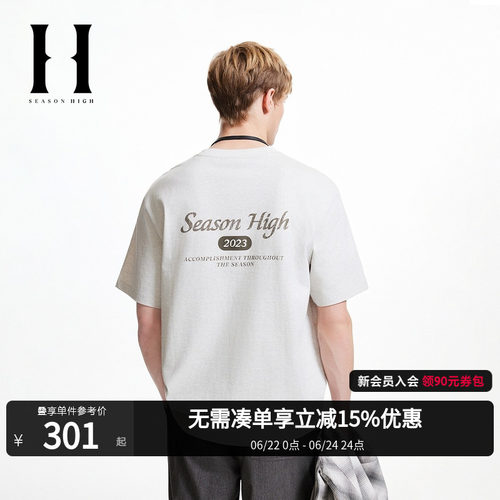 略宽松版型；纯棉面料；复古字母印花图案；
