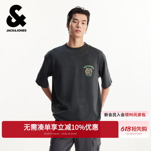 略宽松版型；圆领领型；刺绣字母图腾；