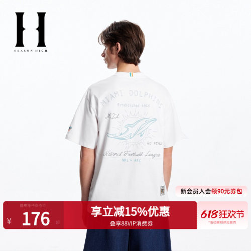 略宽松版型；罗纹圆领；胸前刺绣英文