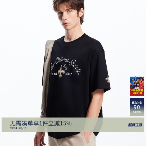 袖口球队胶印logo；背后外缝NFL贴布logo