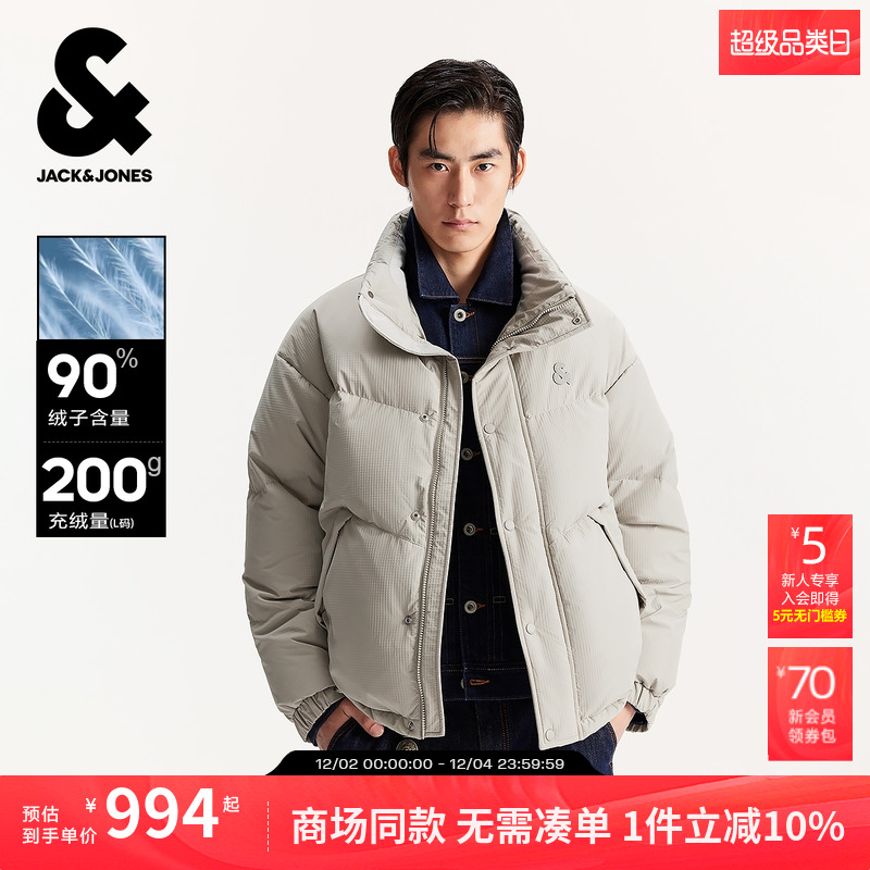 宽松版型，高领领型，衣身华夫格面料