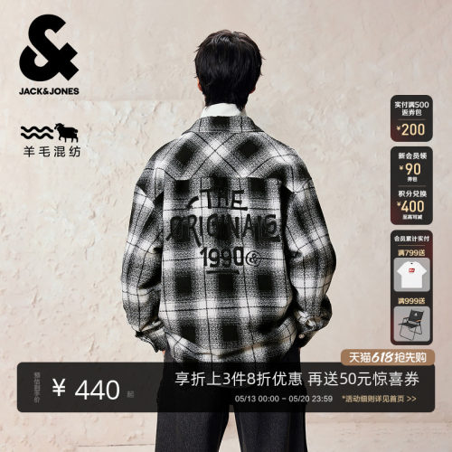 宽松版型，翻领领型，按扣门禁，带盖口袋