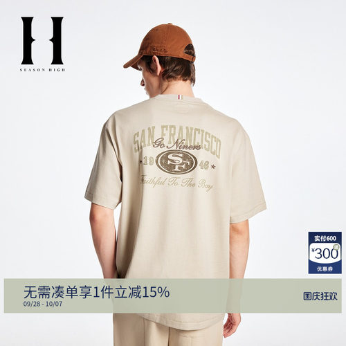 略宽松版型；罗纹圆领；领后刺绣设计