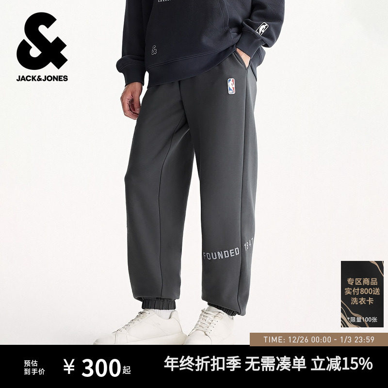 杰克琼斯男装秋季略宽松束脚裤长裤卫裤NBA联名刺绣图案潮流酷