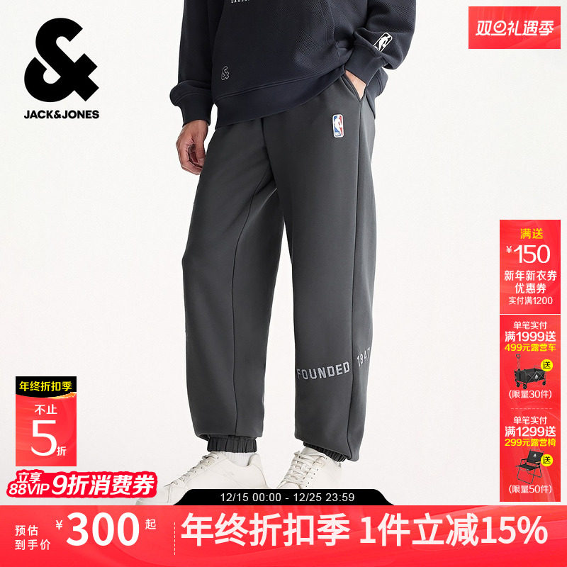 杰克琼斯男装秋季略宽松束脚裤长裤卫裤NBA联名刺绣图案潮流酷