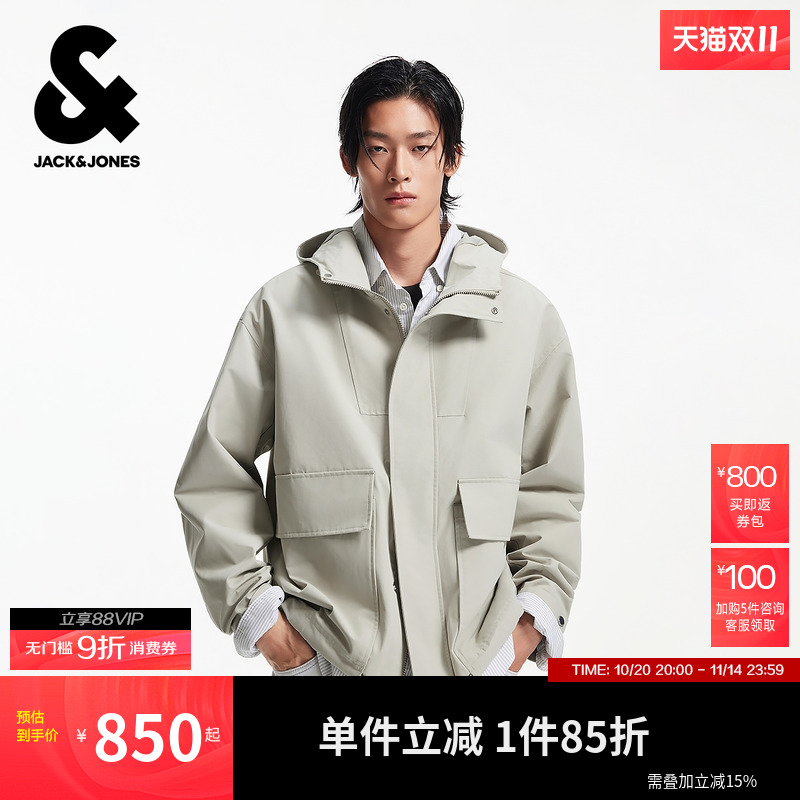 略宽松版型;抽绳连帽;暗扣拉链双门襟