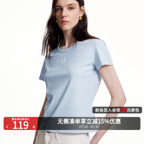 圆领领型，合身版型，胸前字母图案