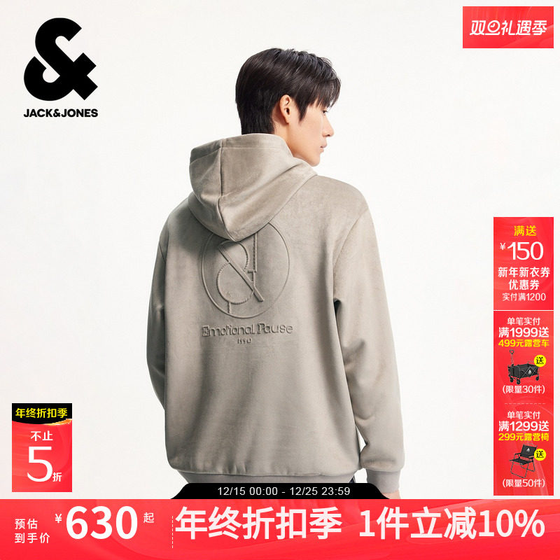 略宽松版型，抽绳连帽领，胸前皮标logo装饰