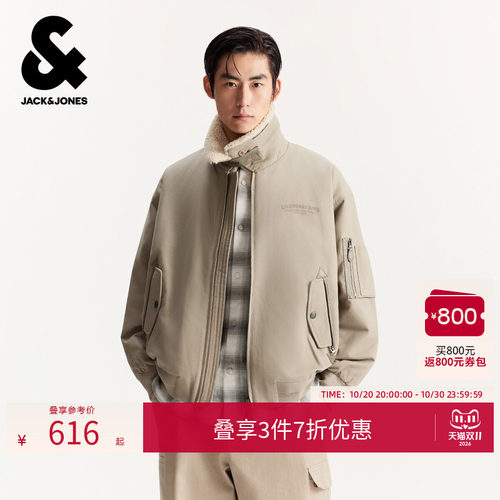 宽松版型，仿羊羔绒拼接领口及内里