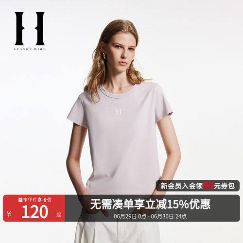常规版型，圆领领型，胸前立体字母胶印装饰