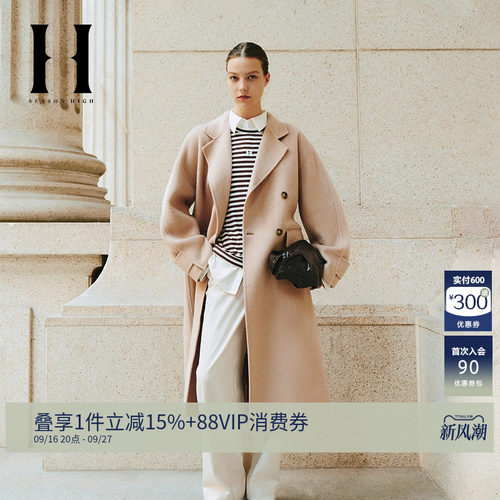 平驳领领型，双排扣设计，双侧带盖插袋，