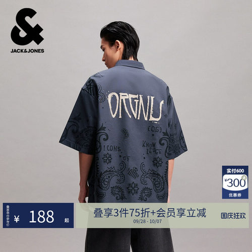 宽松版型，翻领领口，纽扣门襟