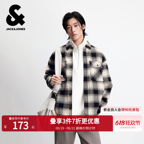 略宽松，翻领，，胸前两侧带盖口袋
