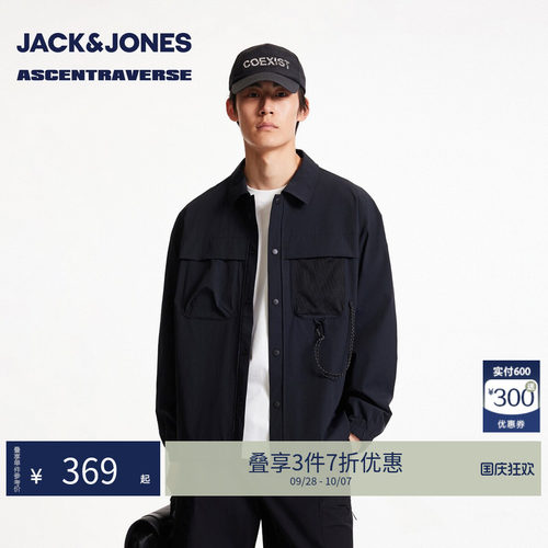 翻领领口，按扣门襟，胸前双侧带盖贴袋设计