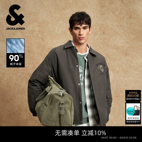 略宽松版型 翻领设计 按扣门襟 刺绣字母