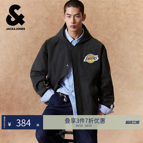 略宽松版型；连帽；衣身肌理感格纹面料；